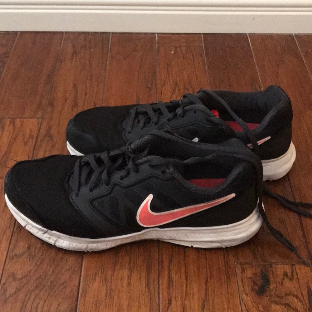 NIKE black tennis shoes